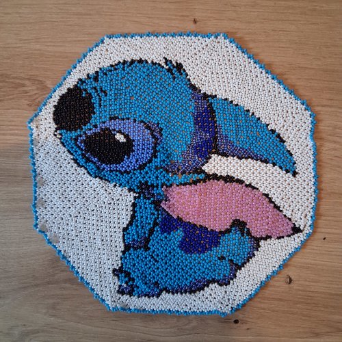 Napperon bleu personnage en perles de rocaille