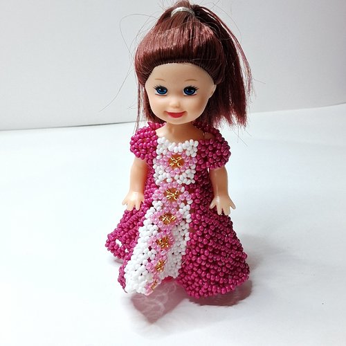 Princesse en robe parme en perles de rocaille