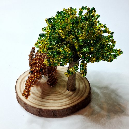 Éclat de savane – arbre avec éléphant en perles