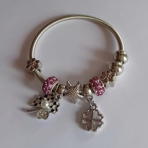 Un bouquet éternel autour de votre poignet