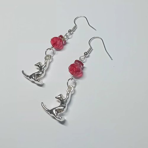 Boucles d'oreilles chats et cristal rouge