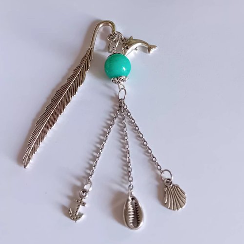 Marque-page bijou thème marin (plume, dauphin & breloques)