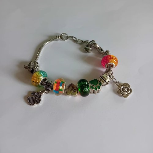Bracelet souvenir aux charms colorés