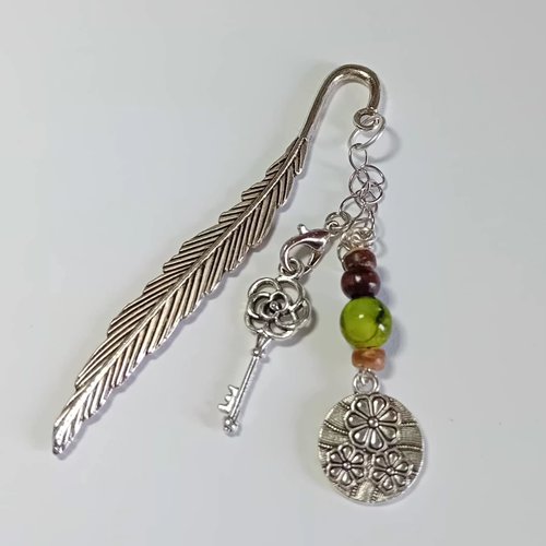 Marque-page bijou "jardin secret" – crochet plume & clé fleurie