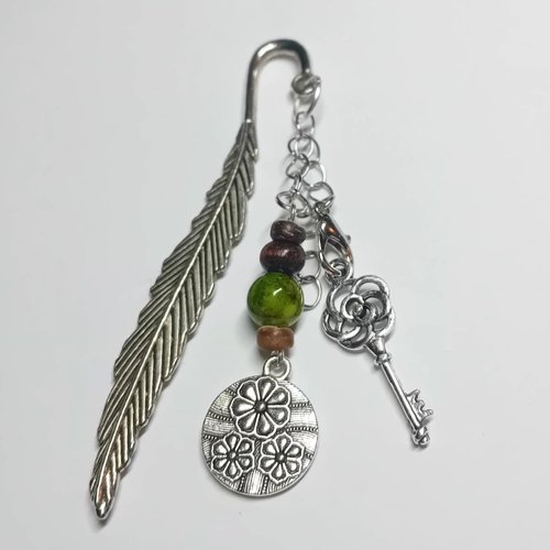 Marque-page bijou "jardin secret" – crochet plume & clé fleurie