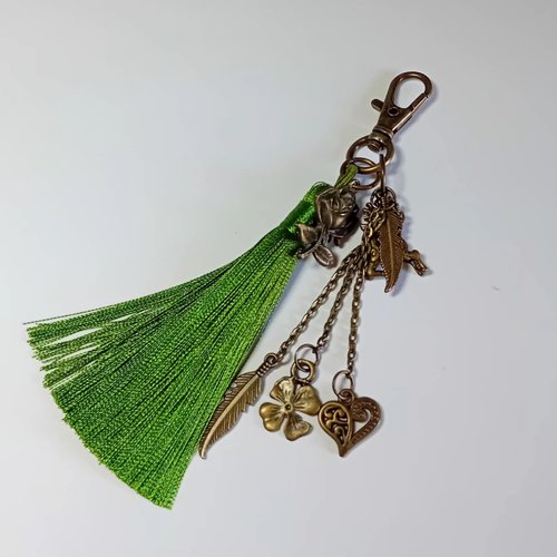 Bijou de sac "jardin de breloques" (vert tendre & bronze)
