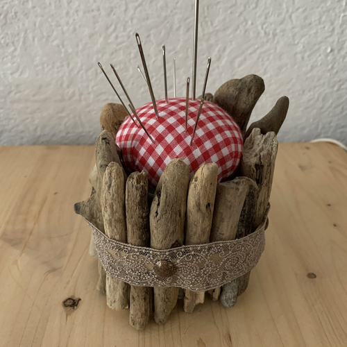 Porte épingles sur pot en bois flotté