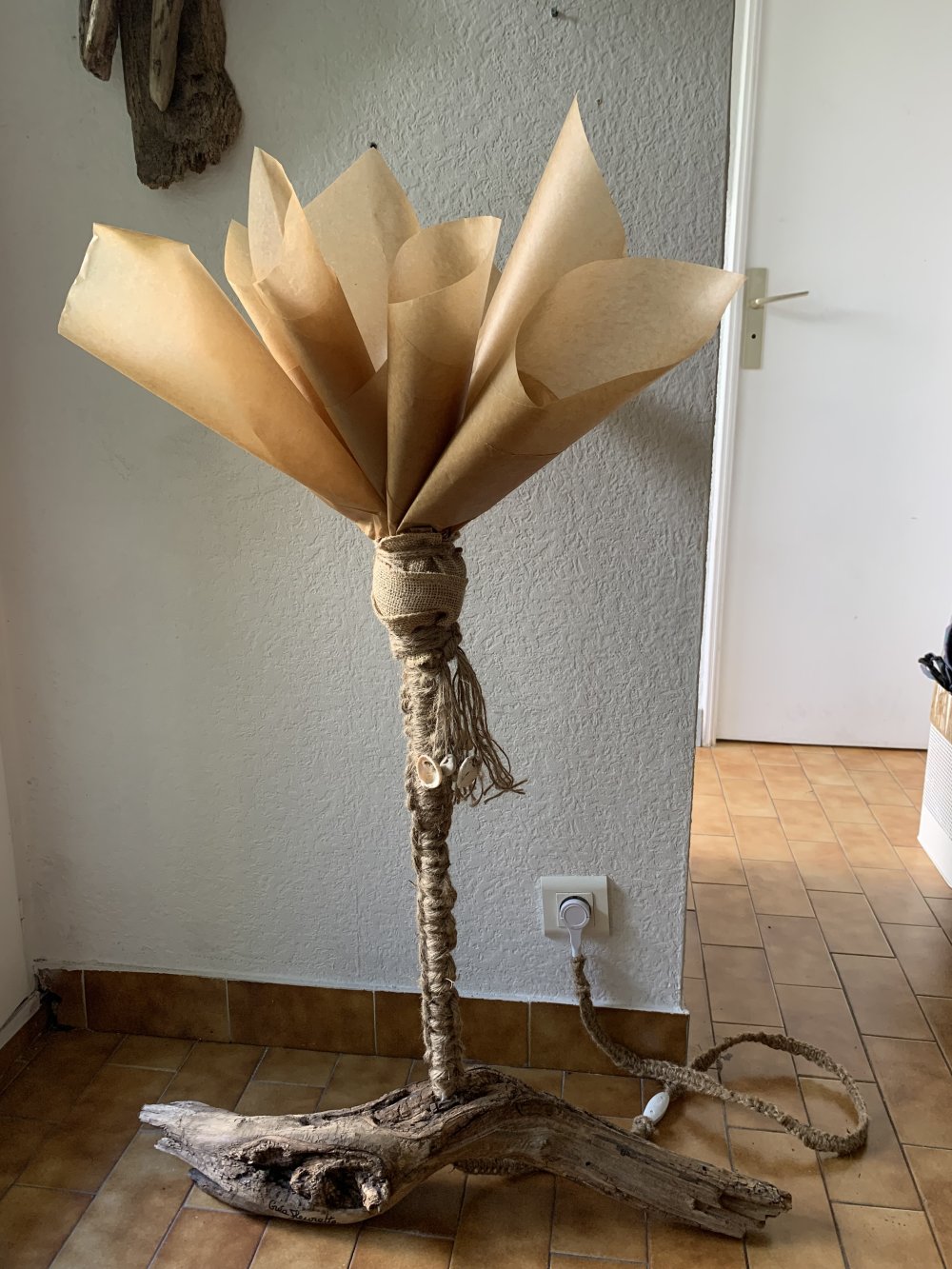 Une Femme Fabrique Une Lampe De Bricolage Faite à La Main à Partir D'une  Corde De Jute