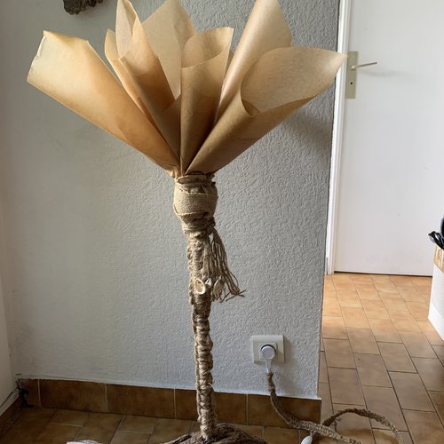 Lampe en bois flotté et abat jour en cônes de papier