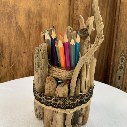 Pot en bois flotté et crayons de couleur décoré d'une petite ardoise