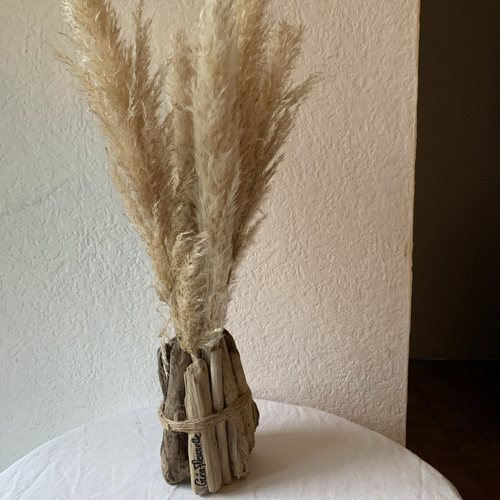 Vase en bois flotté et bouquet d'herbes de pampa