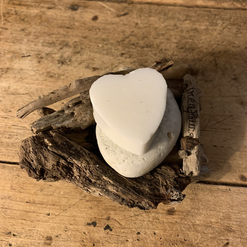 Porte savon en bois flotté, galet et savon blanc en forme de coeur