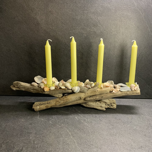 Bougeoir en bois flotté, 4 bougies jaunes et coquillages