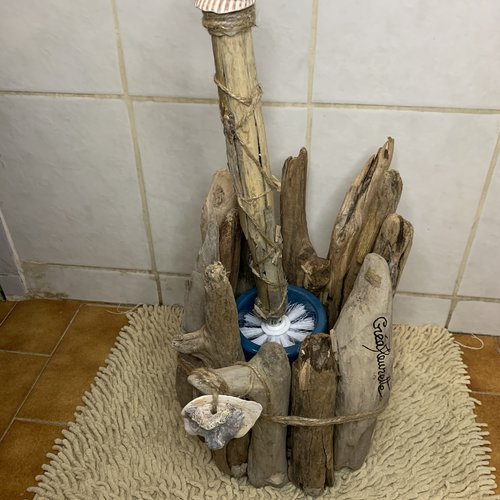 Brosse de toilettes dans pot recouvert de bois flotté et décoré de quelques coquillages