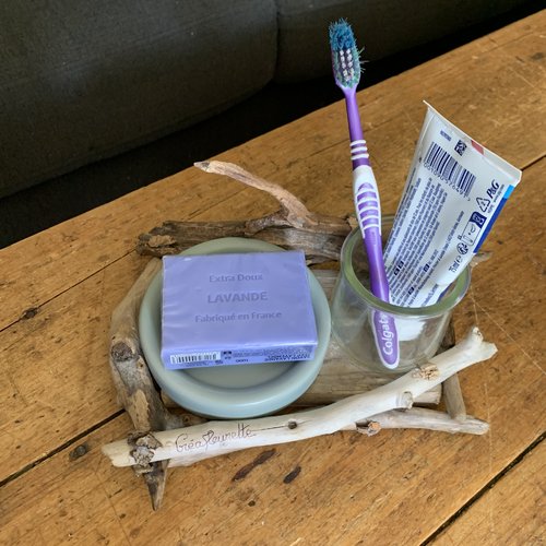 Ensemble pour salle de bain comportant un porte savon et gobelet brosses à dents