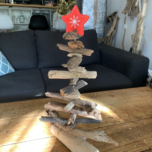 Sapin de noël en bois flotté hauteur 44 cm décoré d'1 étoile rouge et père noël rouge