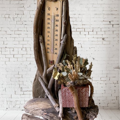 Thermomètre en bois flotté et fleurs séchées