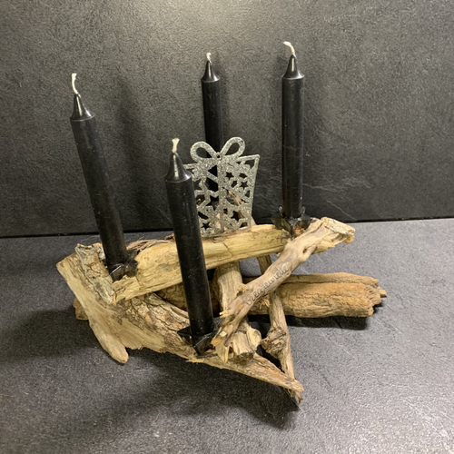 Bougeoir en bois flotté et 4 bougies noires pour table