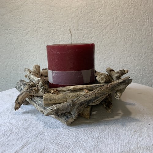 Bougeoir en bois flotté et 1 grosse bougie rouge pour ambiance cosy