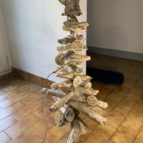 Sapin de noël en bois flotté hauteur 70 cm décoré de 11 boules en bois, le tout rangé dans 1 sac en tissu