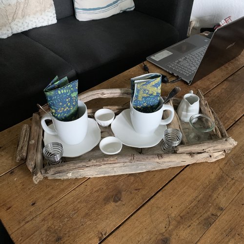 Plateau écolo en bois flotté et vaisselle pour petit déjeuner romantique