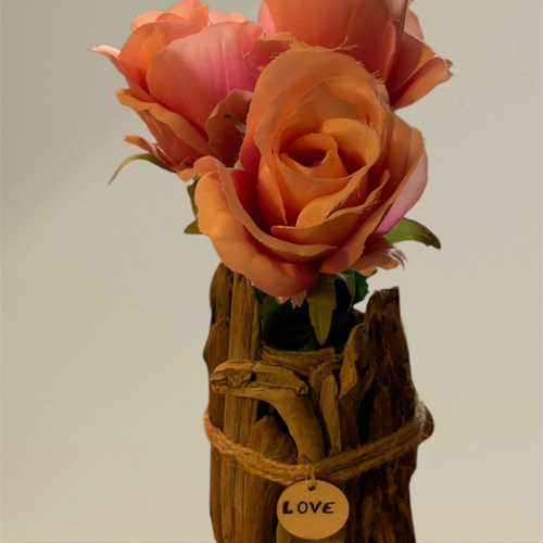Vase en bois flotté et 3 roses en tissu pour la fête des mères