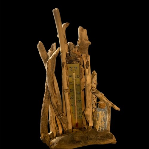 Thermomètre en bois flotté et fiole de fleurs séchées