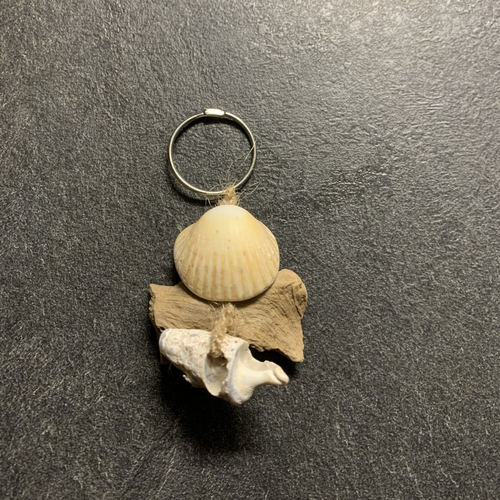 Porte clés en bois flotté et coquillages