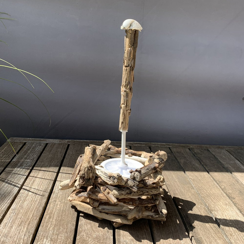 Brosse de toilettes dans pot en plastique blanc,  caché dans le bois flotté