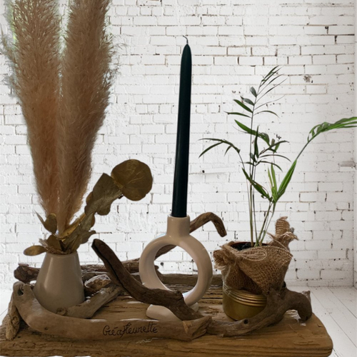 Plateau écolo en bois flotté, plante verte, bougeoir blanc et bougie, vase d'herbes de pampa