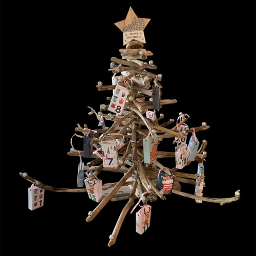 Sapin de noël en bois flotté hauteur 70 cm décoré de 24 pochettes pour l'avent