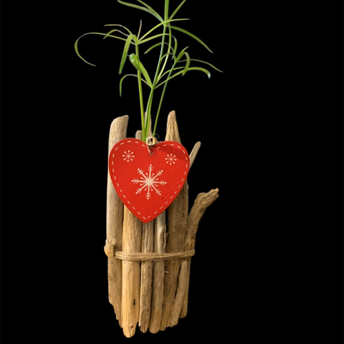 Vase en bois flotté, décoré d'un coeur en bois rouge