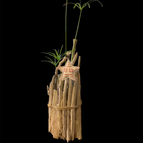 Vase en bois flotté, décoré d'une étoile en métal rouge