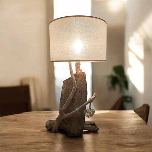 Lampe en bois flotté, décoré d'un coeur en métal beige. idée cadeau pour la saint valentin