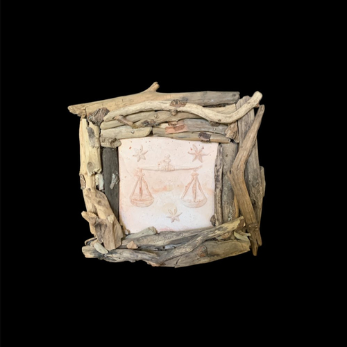 Cadre en bois flotté et terre cuite pour signe zodiacal de la balance