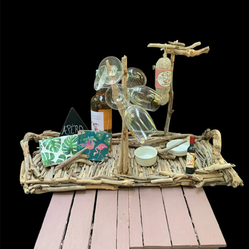Plateau apéro en bois flotté et ses accessoires pour un apéro à la française