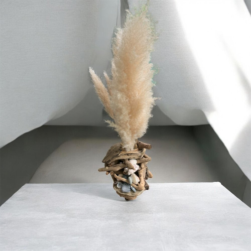 Vase en bois flotté, décoré de coquillages et bouquet d'herbes de pampa