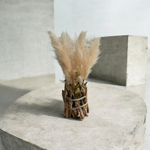 Vase en bois flotté et bouquet d'herbes de pampa