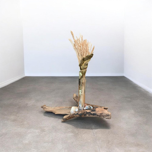 Bois flotté, décoré de coquillages et d'un  soliflore en verre et quelques fleurs séchées