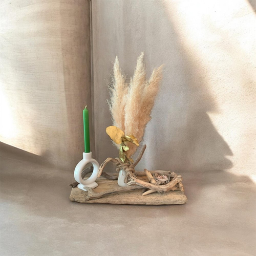 Plateau en bois flotté, comportant 1 bougeoir + bougie, 1 vase avec herbes de pampa et petit pot en verres et quelques coquillages