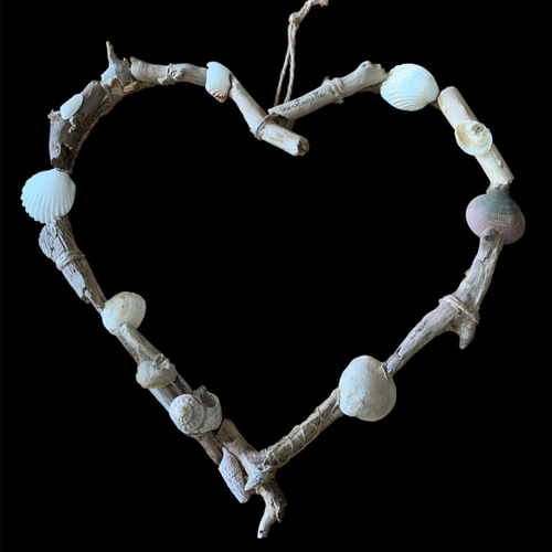 Décoration murale ou à suspendre, en bois flotté et coquillages représentant un "coeur"