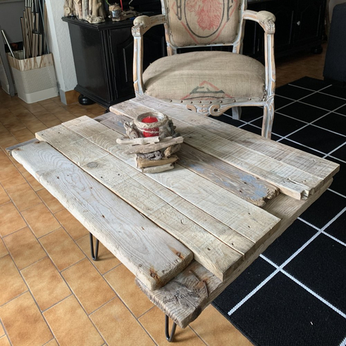 Table en planches de bois flotté