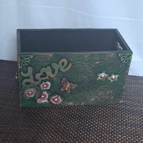 Caissette en bois – vert patiné – fleurs et papillon – mot "love"