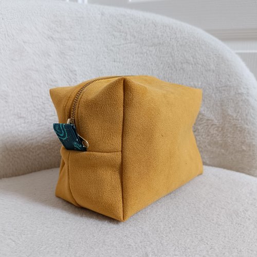 Trousse de toilette en suédine jaune