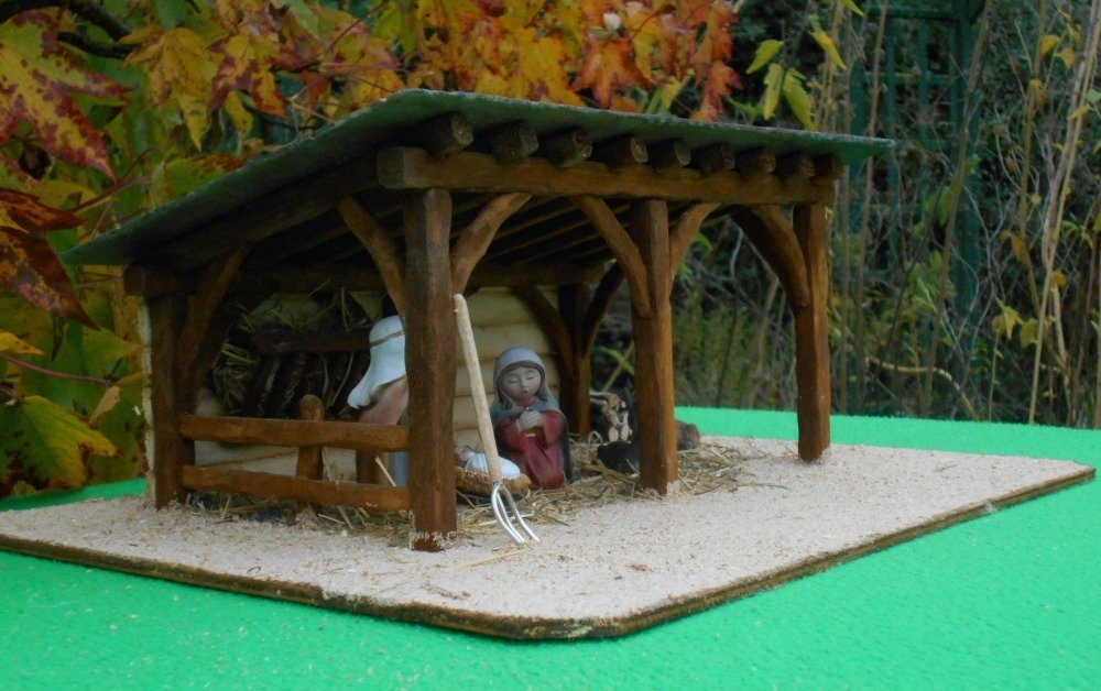 Crèche de noël artisanale noa vendue avec santons, en bois toit ardoise 