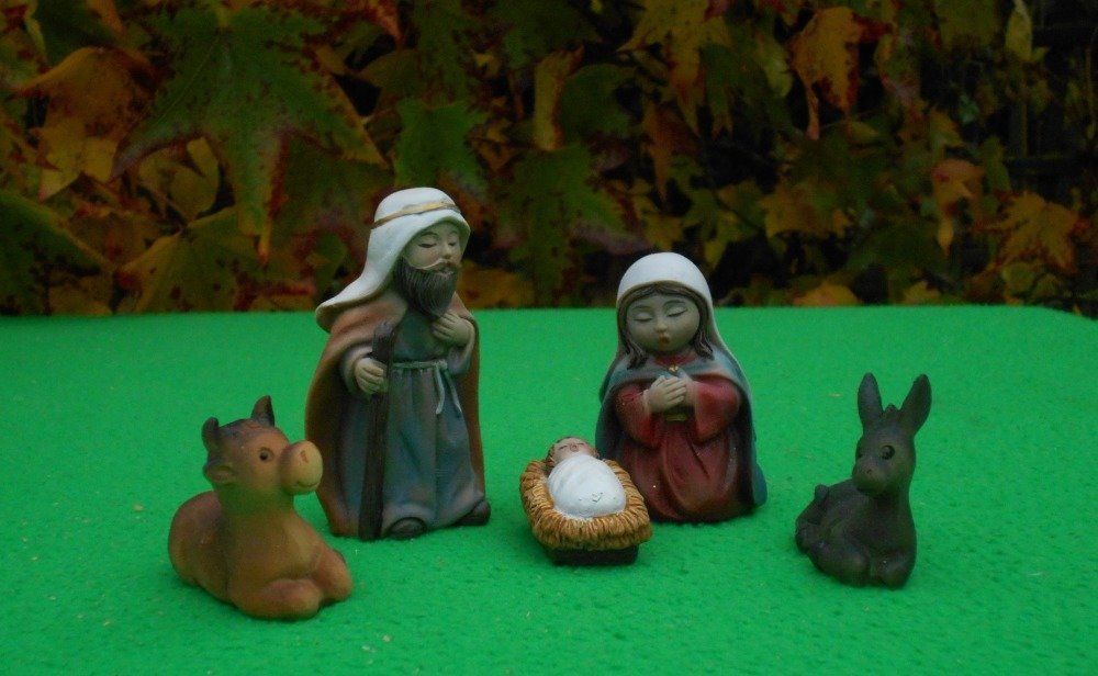 Crèche de noël artisanale noa vendue avec santons, en bois toit ardoise, faite main, Un grand