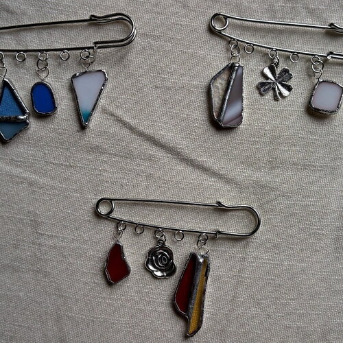 Broches avec breloques en vitrail tiffany