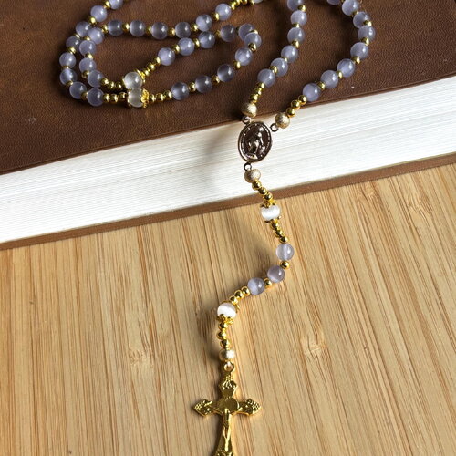Chapelet chrétien fait main avec des perles œil de chat lilas et blanc et sa croix doré, rosaire élégant et spirituel, cadeau original