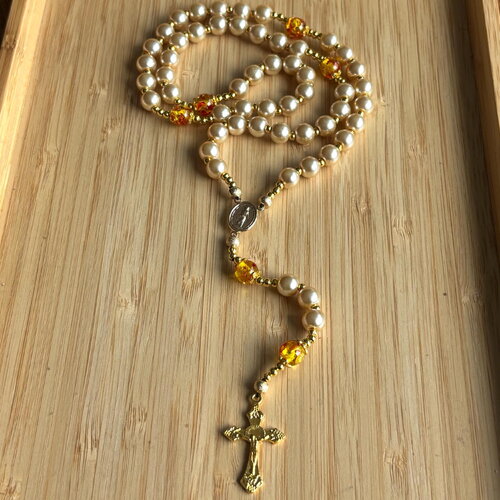 Chapelet chrétien fait main avec perles nacrées beige et ambre et sa croix doré , rosaire élégant et spirituel, cadeau original précieux