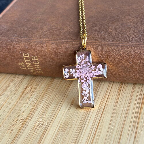 Pendentif croix en résine et vraie fleurs séchées, bijou artisanal fait main, fleurs roses, rouges et bleues, cadeau original, religieux